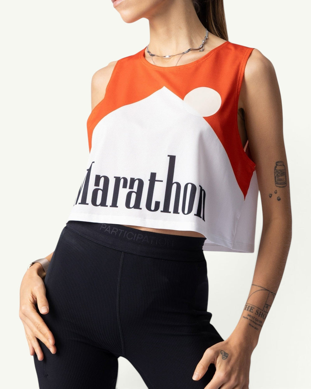 Participation Marathon red crop singlet with white graphic print, made from quick-drying four-way stretch fabric.