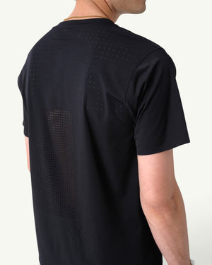 Back view of Amateur men's black thermal dispersion trail tee with perforated breathable fabric for mountain hiking.
