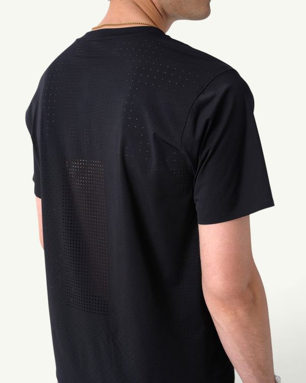 Back view of Amateur men's black thermal dispersion trail tee with perforated breathable fabric for mountain hiking.