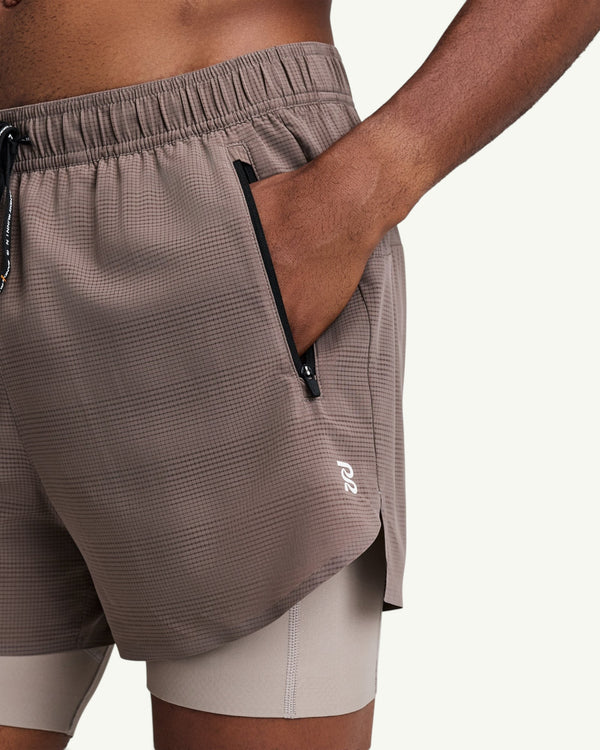 Amateur men's taupe CoolGrid 2-in-1 running shorts with zippered pocket and integrated compression liner