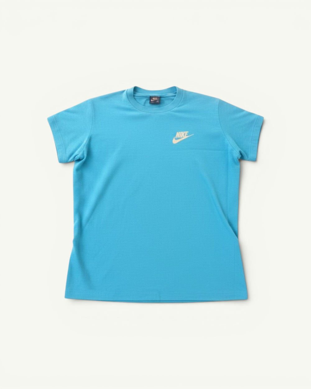 Amateur vintage Nike cotton t-shirt in bright blue with a small white logo on the chest.