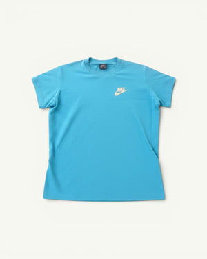 Amateur vintage Nike cotton t-shirt in bright blue with a small white logo on the chest.