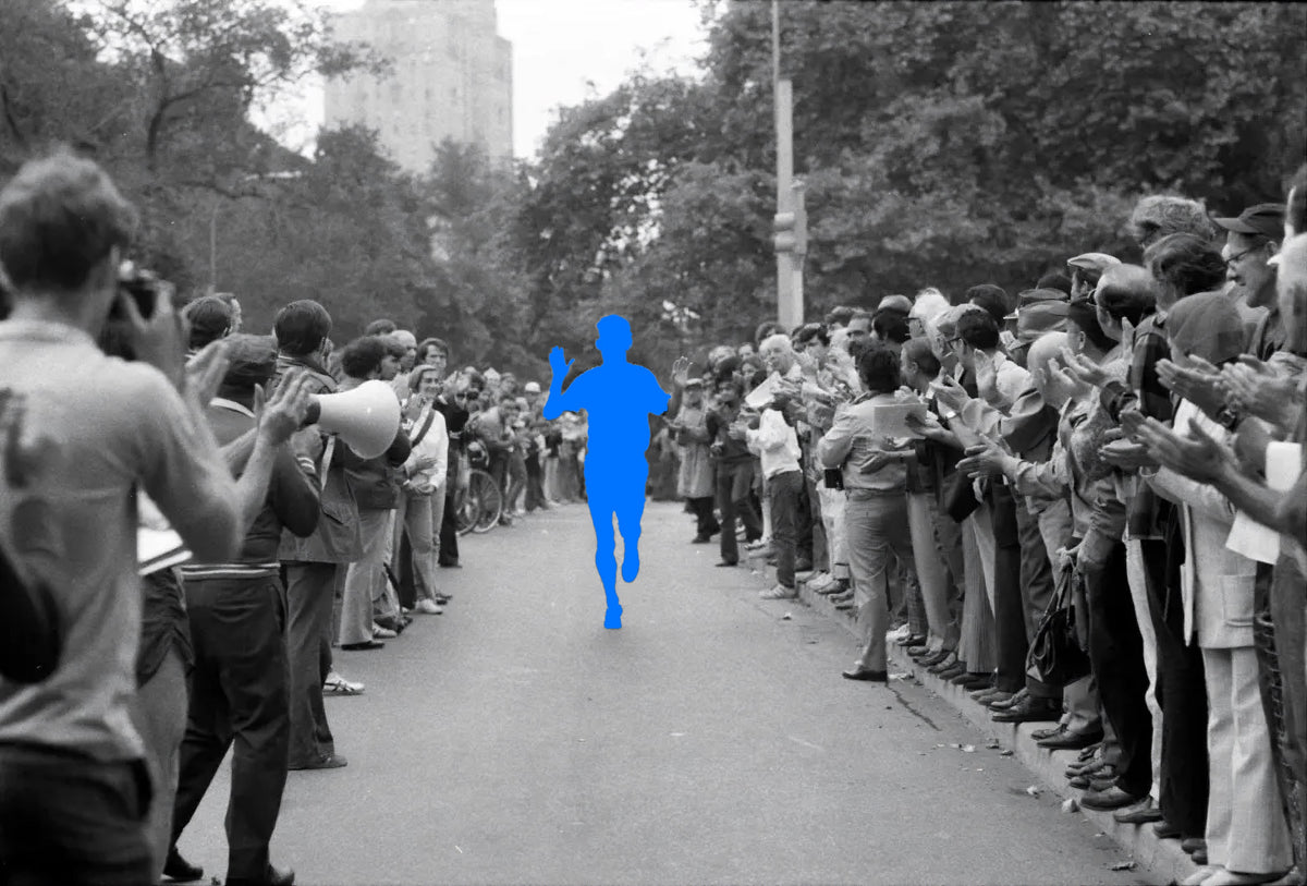 Archive photo: a lone runner, shown as a blue silhouette, runs between two walls of applauding spectators in Central Park